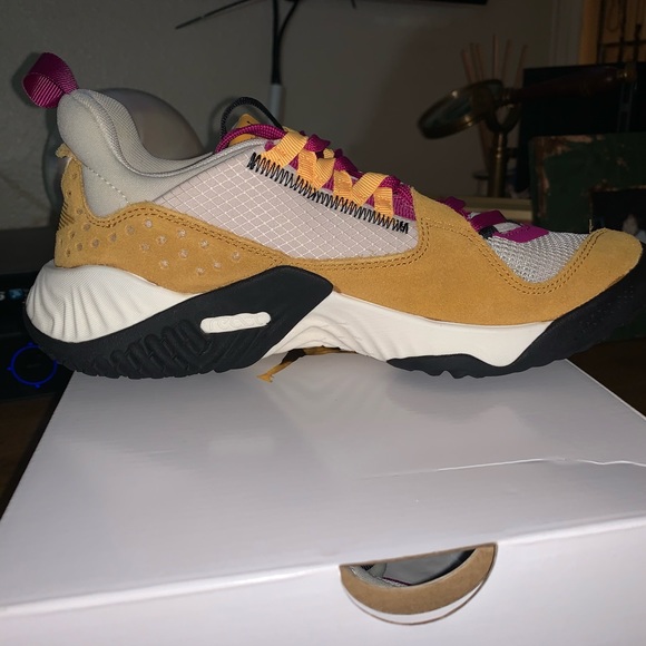 Size 7 1/2women’s Jordans - Picture 8 of 8